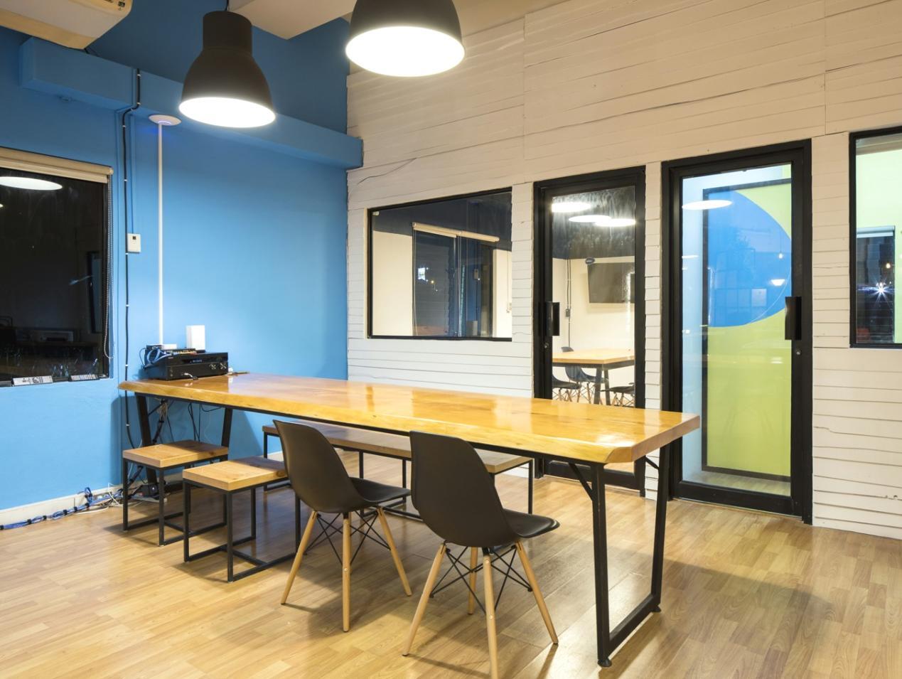 Moderne Technologie-Ausstattung für Finanzanalyse